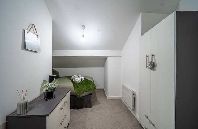 Appartement-Confort-Salle de bain privée séparée-Vue sur Rue-Close 2 Hollingw...