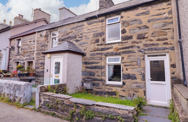 BWTHYN BACH, character holiday cottage, with a garden in Porthmadog