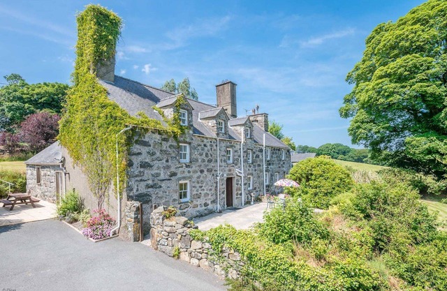 Bwthyn-Betws | Character Holiday Cottage With Mountain Views
