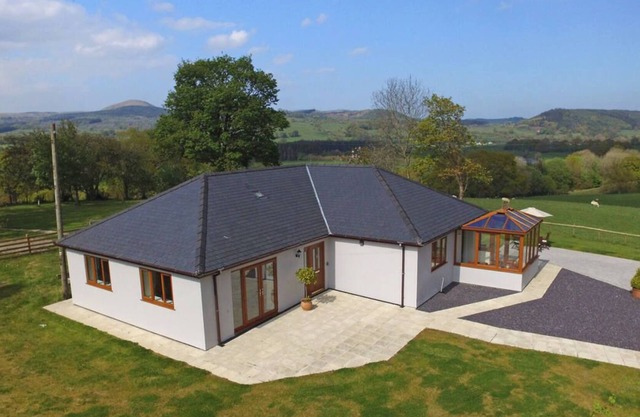 Ce cottage indépendant contemporain a été soigneusement conçu pour tirer pleinement parti de la vue dégagée.