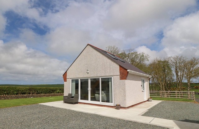 BWTHYN CAE'R EFAIL, character holiday cottage in Cemaes Bay