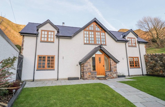 Bwthyn Carregwen, DWYGYFYLCHI