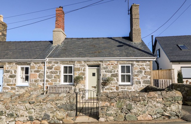 BWTHYN CERRIG MAN (PEBBLE COTTAGE), family friendly in Morfa Nefyn