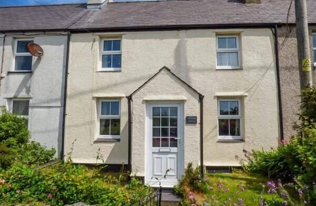 Bwthyn MEGAN, pet friendly, avec bain à remous en Llangaffo, Ref 934156