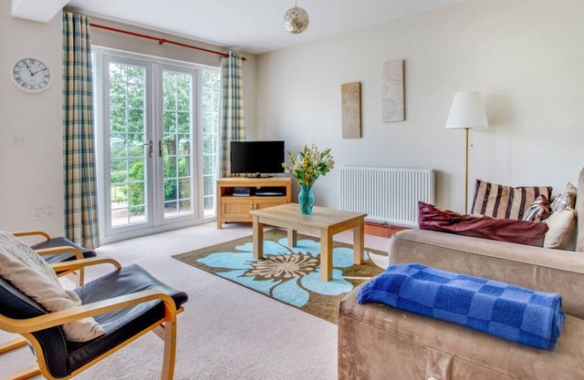 Les grandes fenêtres de ce cottage isolé, confortable et bien équipé permettent une vue impren