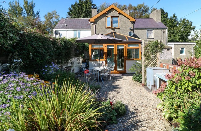 BWTHYN Y FELIN, family friendly, with open fire in Pwllheli