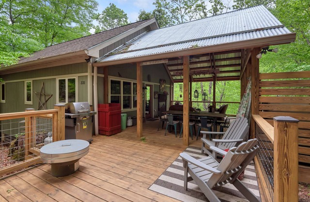 By The New River - Hot Tub - Fireplace - Covered Porch