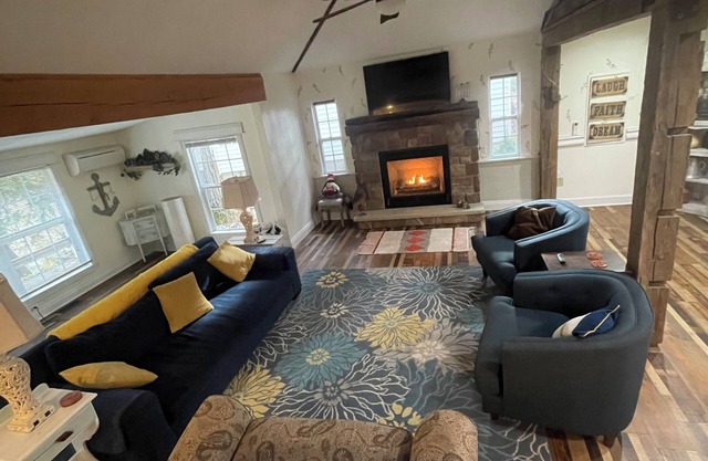 By The Rivers Edge....remodeled cozy cottage