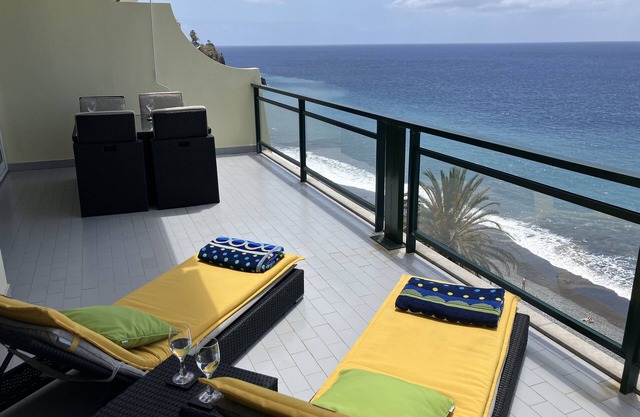 Appartement penthouse en bord de mer avec piscine