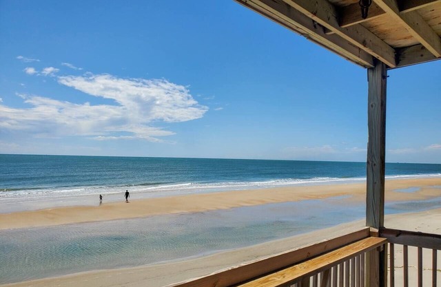 By The Sea: Gorgeous ocean views with balcony!