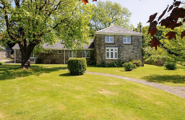 BYRE, character holiday cottage, with a garden in Camelford