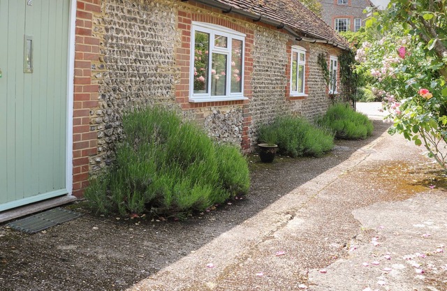 BYRE COTTAGE 2, family friendly, with pool in Storrington