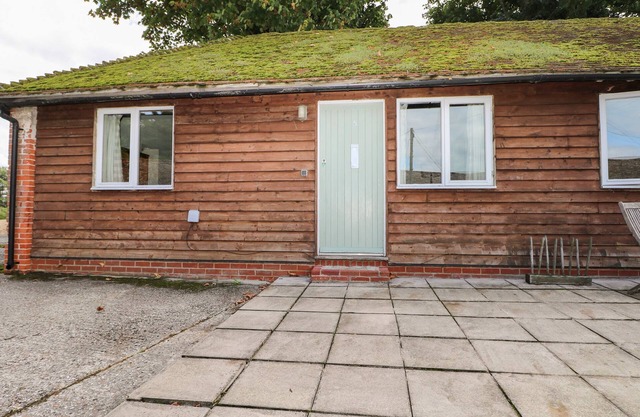 BYRE COTTAGE 5, family friendly, with pool in Storrington