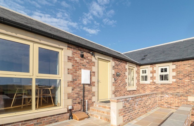 BYRE COTTAGE, family friendly, character holiday cottage in Embleton