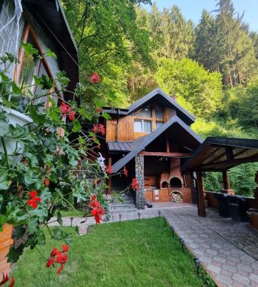 Căbănuța Cocoțată