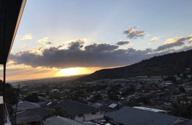 C. Beautiful! Lush Valley, Ocean & Mtn Views in the heart of Honolulu