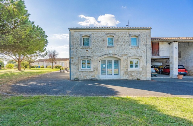 Maison 'Gite Aix Piscine Intérieure' avec jardin partagé et Wi-Fi