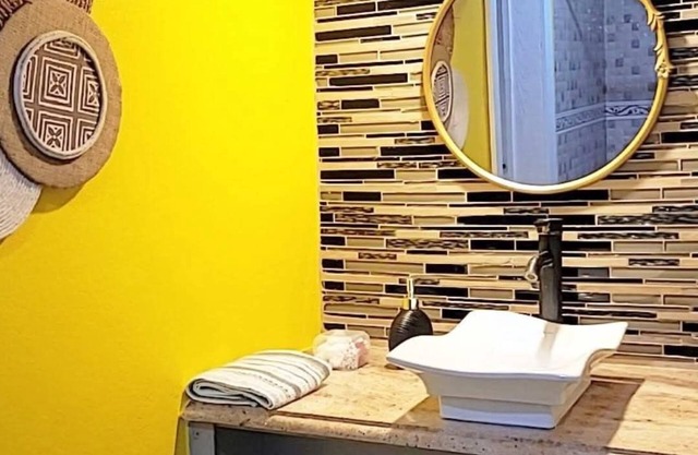 C0ZY 1-bedroom apartment in Charlestown with AC, WiFi