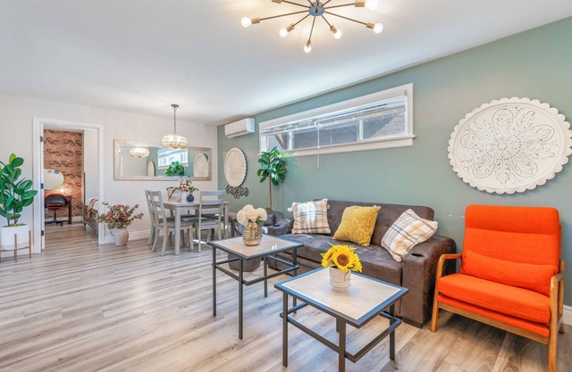 C2-Bungalow Renovated Quite safe Neighbor close to down town LA King-bed!