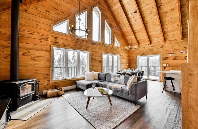 Canadian Mountain Family Cabin near ski and lake