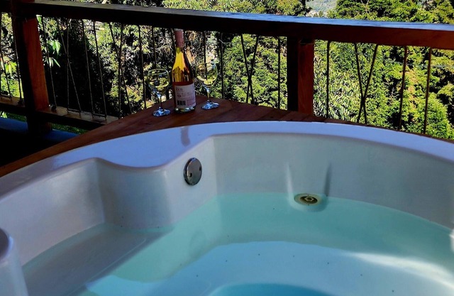 Cabaña en la Montaña con Vista a la Ciudad Desde el Jacuzzi