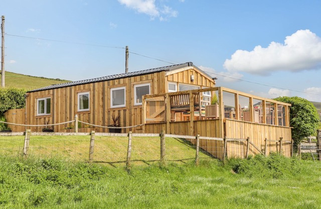 CABAN CWTCH (THE COSY CABIN), pet friendly in Llanaelhaearn