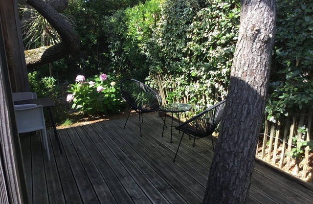Cabane dans la verdure