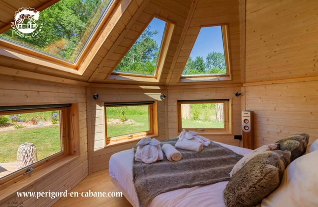 Cabane spa belle étoile hébergement insolite en Dordogne avec Jacuzzi privatif.