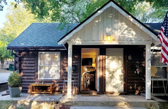 Cabin 07 PETS OK 🐾Rustic Old West Studio+Kitchen