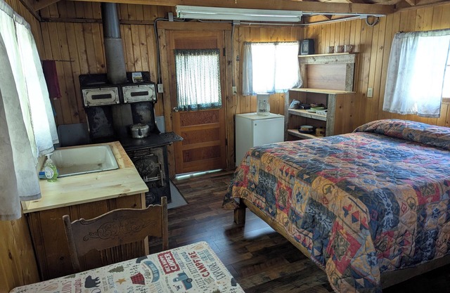 Cabin 10 at Sportsman’s Lodge *NOW WITH WIFI*, Rustic Cabin 10 at Sportsman's Lodge