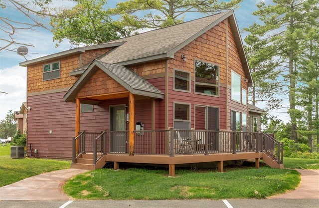 Cabin 107 - Pet Friendly/ Closed Loft / Modern, Clean, Comfortable