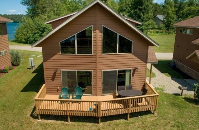 Cabin 109 - Open Loft/ Modern, Clean, Comfortable