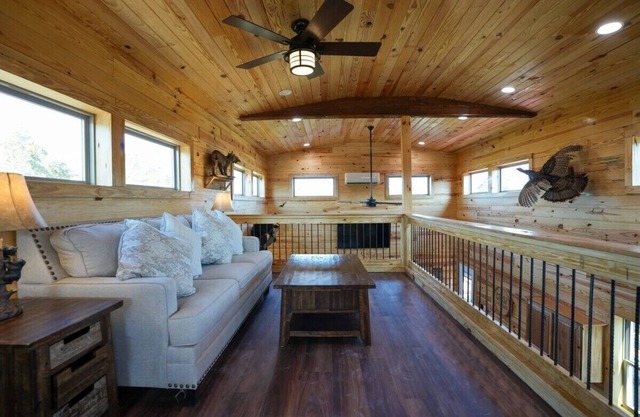 Unique Cabin, Sauna, Hot Tub, FirePit, Games