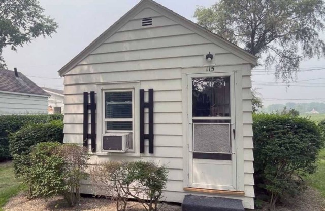 Cozy cabin with 1 bedroom and WiFi, AC in tranquil Huron.#117