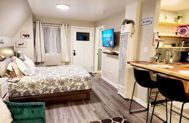 Cabin 16 *NEW! Luxury w/ Kitchen