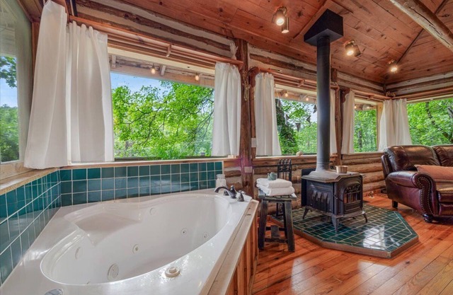 Cabin 2 Lake Lucerne- 2.5 mls frm dwntown,authentic log cabin,wood burning stove