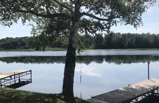 Cabine de deux chambres à droite sur l'eau