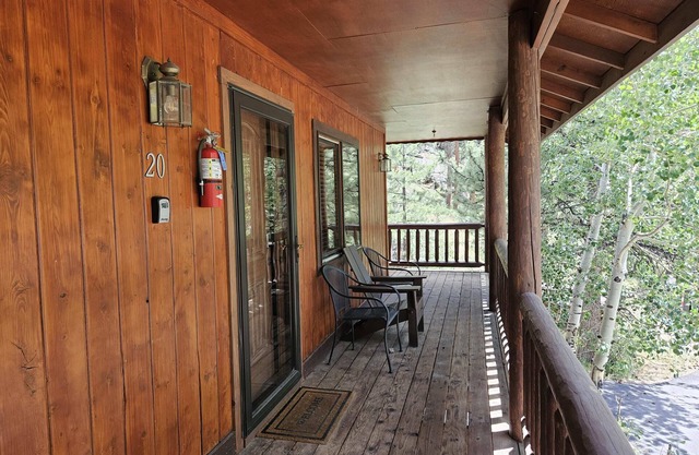 Cabin 20- King Cabin w/Roku TV, Full Kitchen