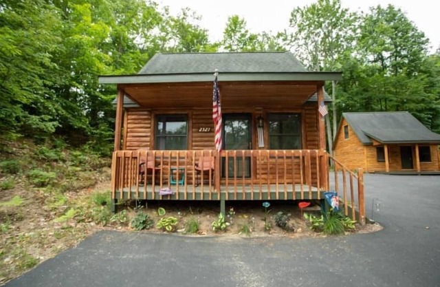 Cabin 2327 - Quiet Log Cabin within Private Resort