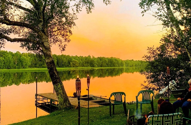 Jolie cabine confortable de 2 chambres à droite sur l'eau