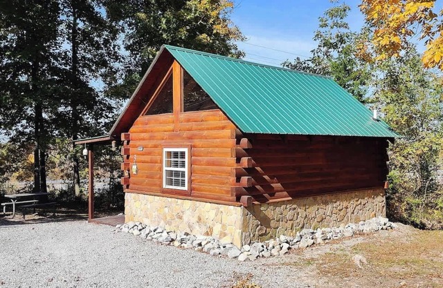 Cabin 3 - Romantic Getaway for 2 - Private Cabin, Fire Pit & Kitchenette Retreat