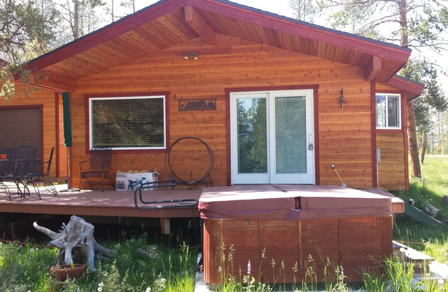 Cabine privée, bain à remous, à 3 miles de Fraser, 2 lits, W / D, Garage