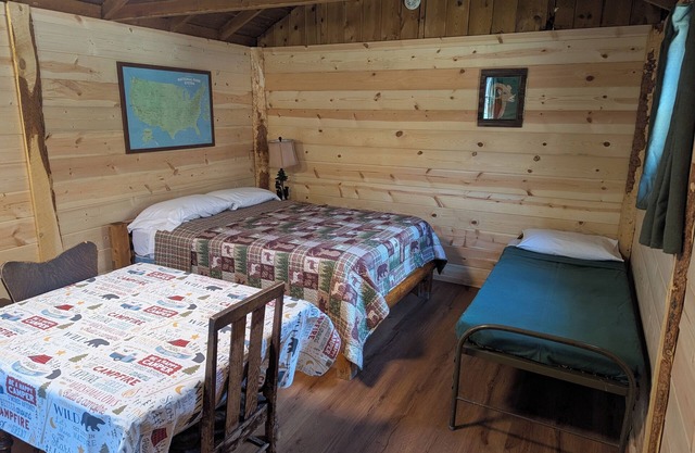 Cabin 4 at Sportsman’s Lodge *NOW WITH WIFI*, Rustic Cabin 4 at Sportsman's Lodge