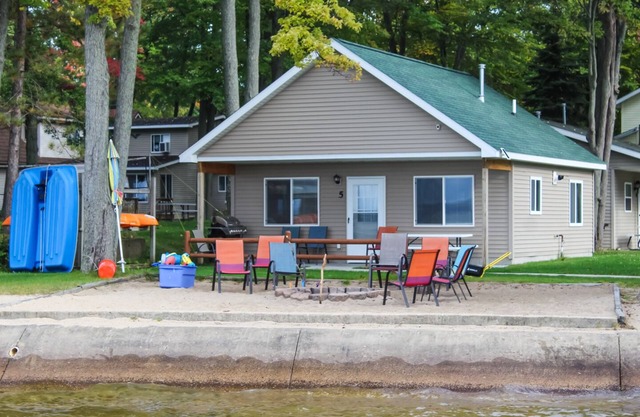 Cabin 5 - Cozy 3-bedroom lakefront.