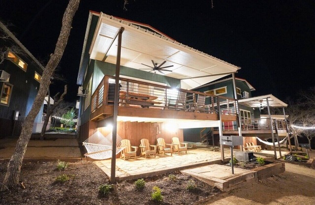 CampQYB- Modern Lux Cabin, Hot Tub, FirePit, Games