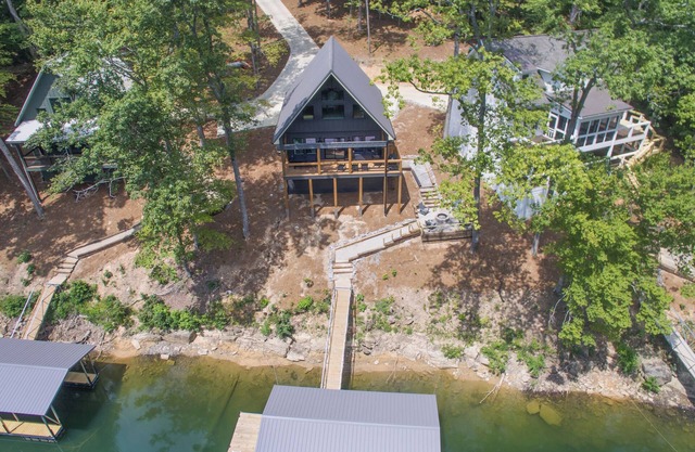 Cabin at Eagle Cove - Great location! Pet-friendly!
