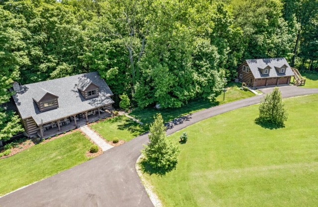 Cabin+Bunkhouse Sleeps 25 near Lou/Lex *Like-New!