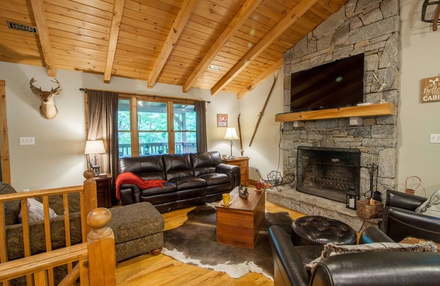 2BD / 2. 5BA cabine hors Blue Ridge Parkway avec King Master Suite, Creek, Fire Pit, Shuffleboard Table, près des attractions de Blowing Rock et App Ski Mtn!