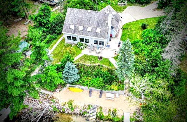 Bully's Pearl Lake, immense patio sur l'eau, WIFI, TV directe, Netflix, radeau, kayaks, etc.