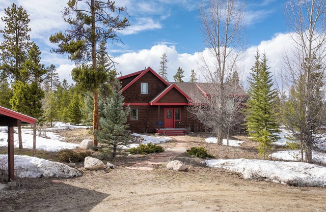 Cabin getaway in the woods, remote work space
